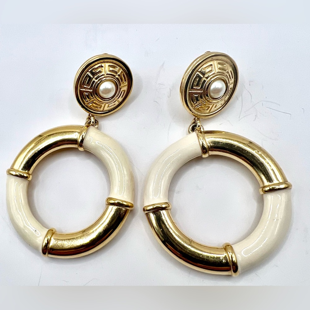 *Extremely Rare* Vintage Givenchy Gold Tone Ivory Enamel & Pearl Clip Earrings - Picture 3 of 6